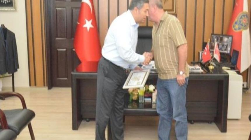 Emekli Olan Baş Polis Memuruna Hizmet Onur Belgesi