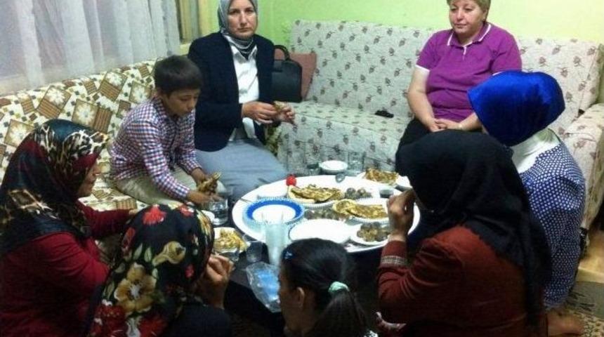 Ak Parti Sivas Kadın Kolları Mahallelerde İftar Programı D&uuml;zenliyor