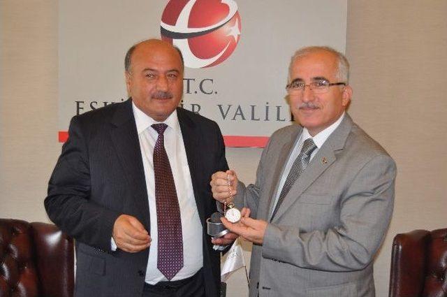 Y&uuml;ksek Hızlı Tren K&ouml;pr&uuml;ye Takıldı 1