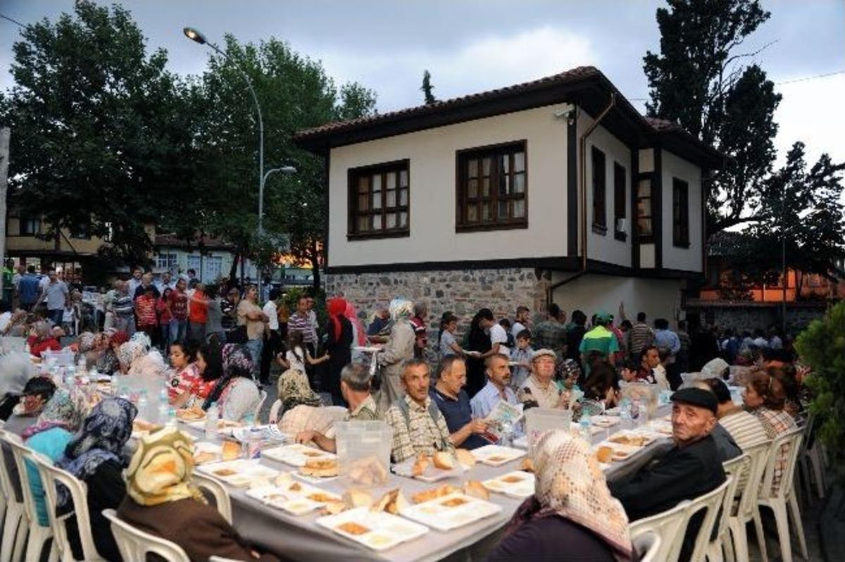 Başkan D&uuml;ndar Aş&ccedil;ı &Ouml;nl&uuml;ğ&uuml;n&uuml; Giyip İftar Dağıttı
