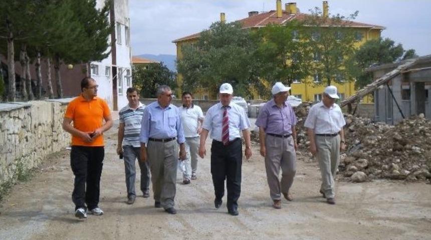 Gediz Kaymakamı &Ccedil;orumluoğlu Okul İnşaatlarını İnceledi