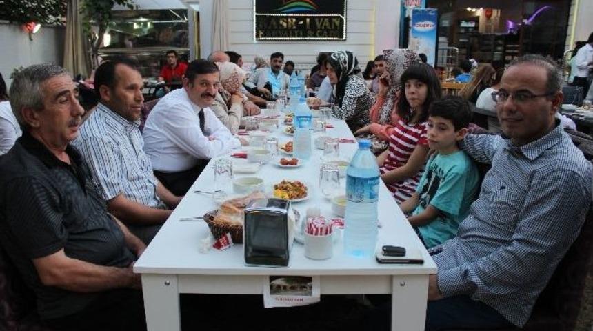 Yetim Ve &Ouml;ks&uuml;z Aileler İftar Yemeğinde Bir Araya Geldi