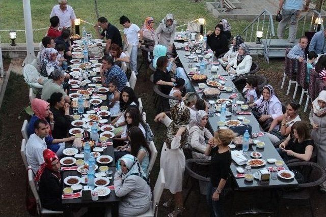 Yetim Ve Öksüz Aileler İftar Yemeğinde Bir Araya Geldi