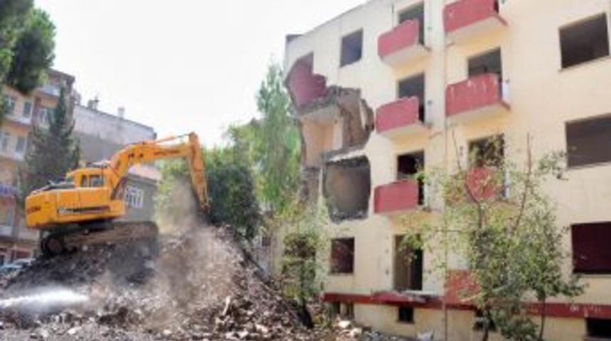 Manisa'da Yapılacak Otomasyonlu Otopark I&ccedil;in Yıkım &Ccedil;alışmaları Başladı