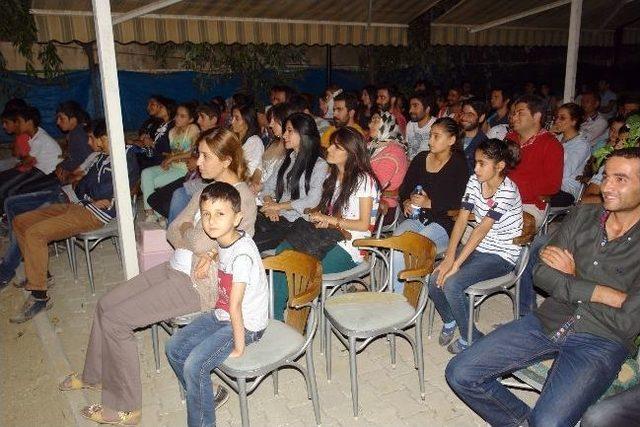 Y&uuml;ksekova&rsquo;da Tiyatro Oyununa Yoğun İlgi 1