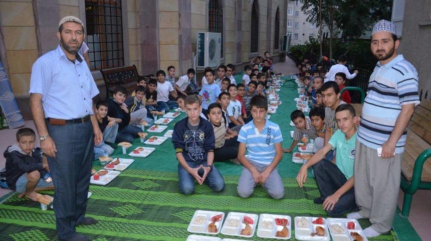 &Ccedil;ocuklara Cami Avlusunda Iftar Keyfi
