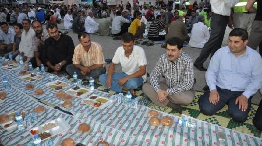 M&uuml;siad, Suriyelilere İftar Verdi