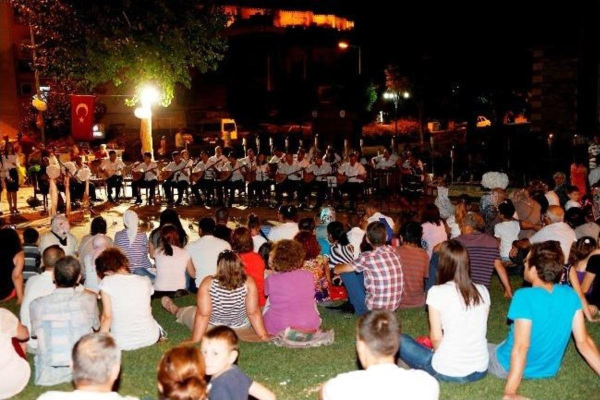 Sel&ccedil;uk'ta A&ccedil;ık Hava Halk Ş&ouml;leni S&uuml;r&uuml;yor