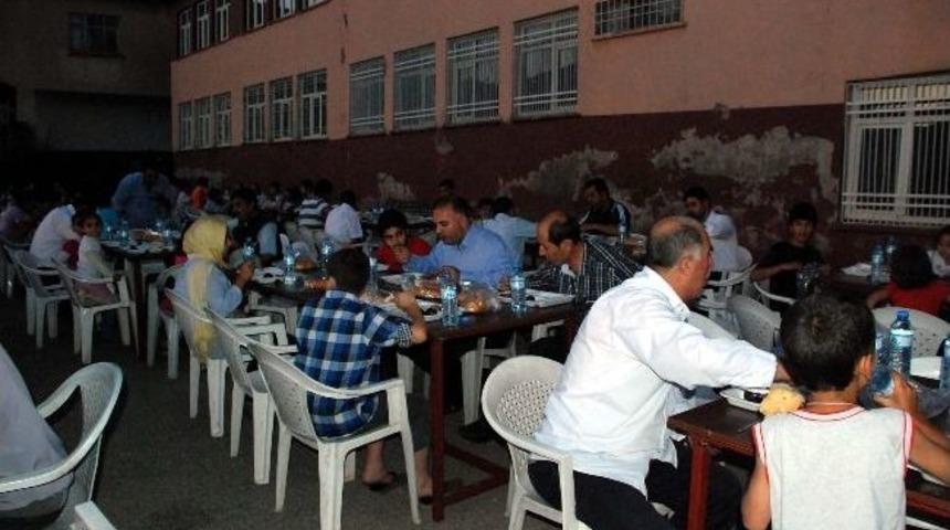 Belediyeden Gezici İftar &Ccedil;adırı