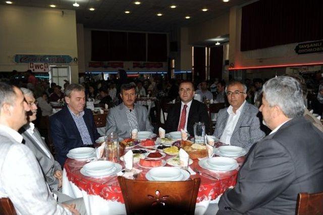 Vali Yılmaz İftarını Sağlık &Ccedil;alışanlarıyla Yaptı 2