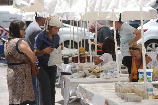&Ccedil;eşme nin Lezzetleri &Uuml;retici Pazarında 1