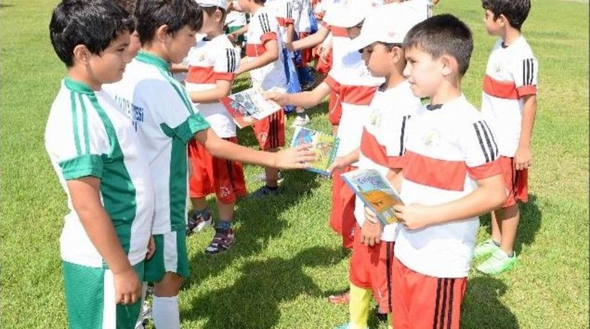 Muratpaşalı Sporculardan Kitap Hediyesi
