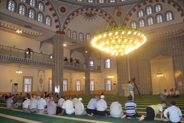 Kozan'da 5 Bin Kişilik Cami Ibadete Açıldı