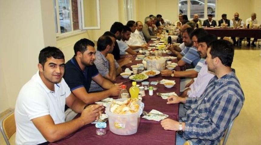 Zaman Gazetesi Okurları İftarda Buluştu