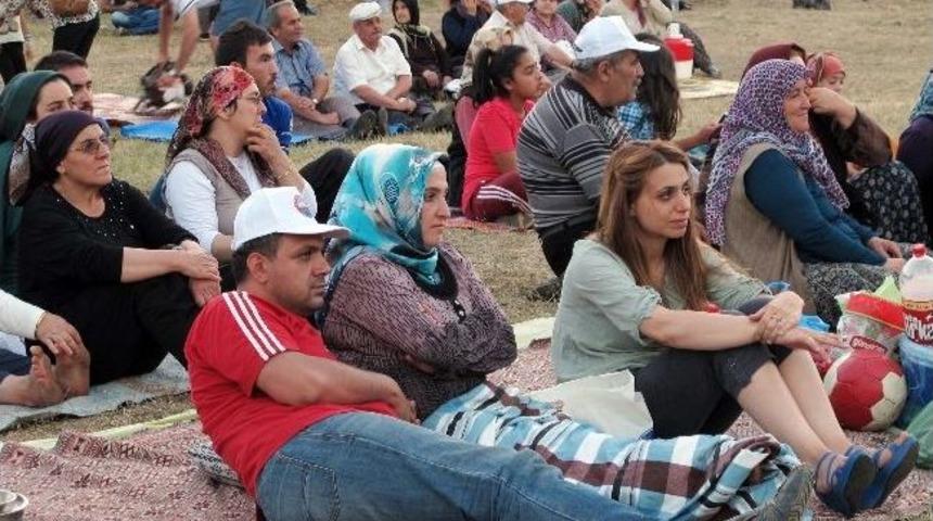 &ldquo;anam, Bacım, Avradım&rdquo; Yenişarbademli&rsquo;de Sahnelendi