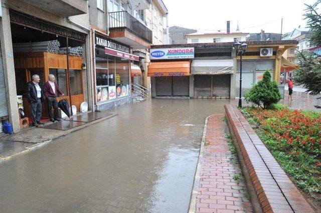 Beşikdüzü'nde Sağanak Yağış