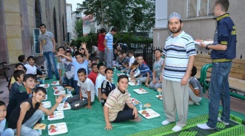 Kuran Kursu &Ouml;ğrencileri Birlikte İftar Yaptı