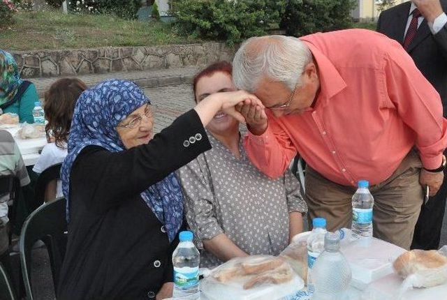 Ömerli Mahllesi Sakinleri İftarda Bir Araya Geldi