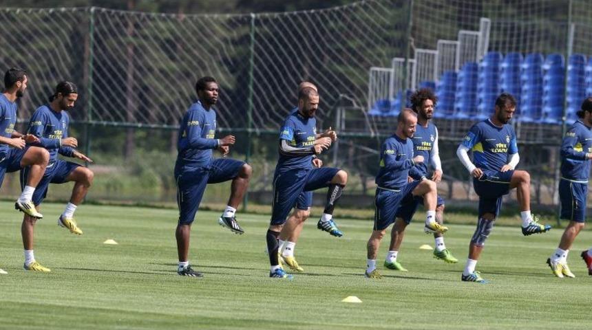 Fenerbah&ccedil;eli Futbolcular, 'D&uuml;nya Fenerbah&ccedil;eliler G&uuml;n&uuml;'n&uuml; Kutladı