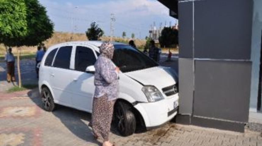 Bayan S&uuml;r&uuml;c&uuml; &Ouml;nce &Ccedil;ocuğa &Ccedil;arptı, Ardından Apartmana Girdi