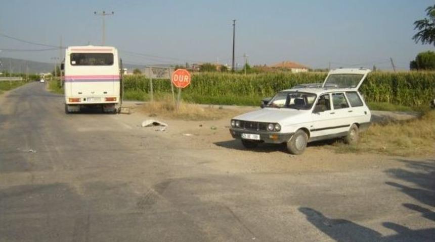Torbalı'da İş&ccedil;ileri Taşıyan Ara&ccedil;lar Kavşakta Birbirine Girdi
