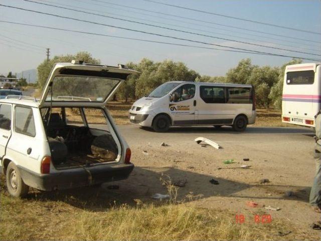 Torbalı'da İşçileri Taşıyan Araçlar Kavşakta Birbirine Girdi