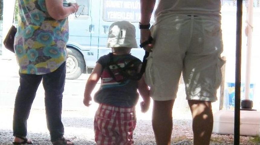 &Ccedil;ocuklarını Sırtına Bağladıkları İple Gezdiriyorlar