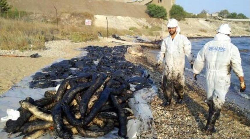 Akdeniz&rsquo;e D&ouml;k&uuml;len Petrol Temizleniyor