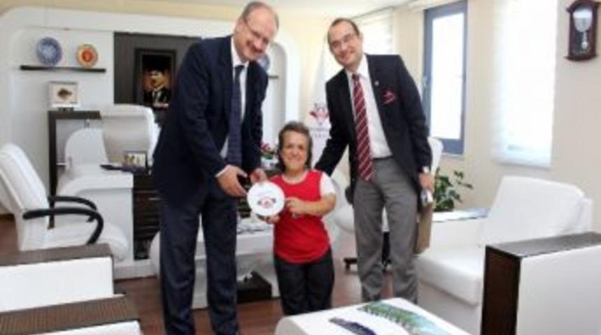 Engelleri Aştı, S&ouml;z&uuml;n&uuml; Tuttu