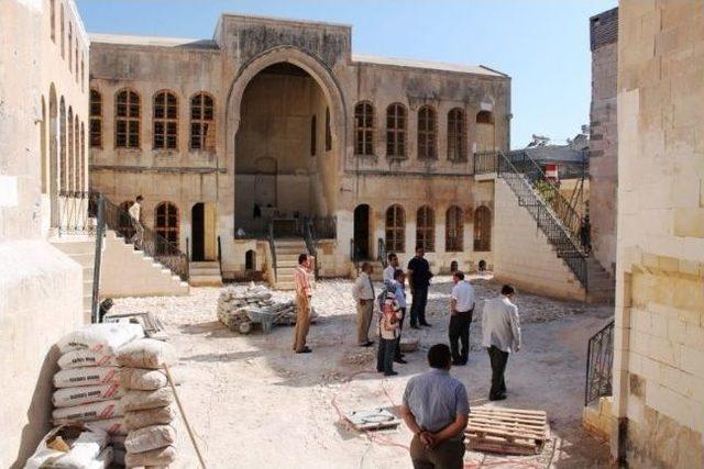 Vali Tapsız, Tarihi Mekanları Gezdi 1