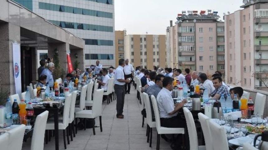 T&uuml;rk Ulaşım-sen, İftar Yemeği D&uuml;zenledi