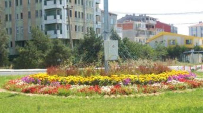 Kavşaklar &Ccedil;i&ccedil;eklerle S&uuml;sleniyor