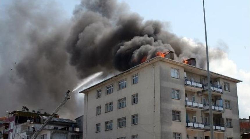 Trafik Denetleme B&uuml;ro Amirliği Binasının &Ccedil;atısı Yandı