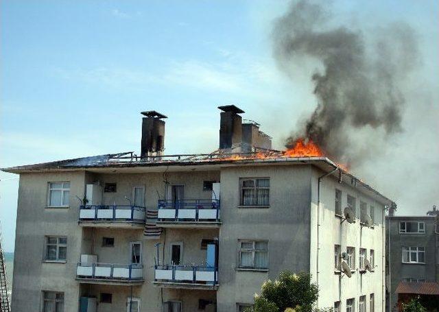 Trafik Denetleme Büro Amirliği Binasının Çatısı Yandı