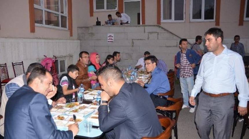 G&ouml;n&uuml;ll&uuml; Liderlerden Anlamlı İftar Yemeği