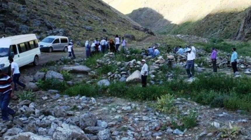 S&uuml;nd&uuml;s Yaylasında Katledilen 24 Kişi Anıldı