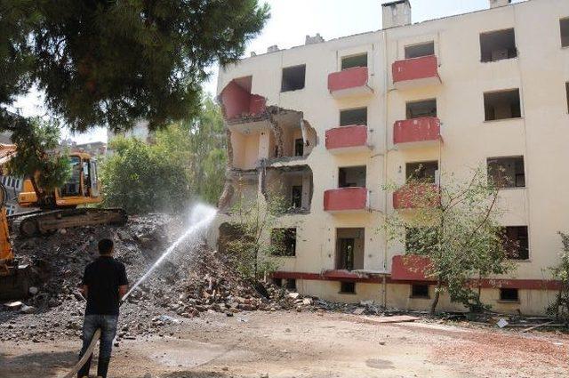 Manisa&rsquo;da Subay Lojmanlarının Yıkımı Başladı 1