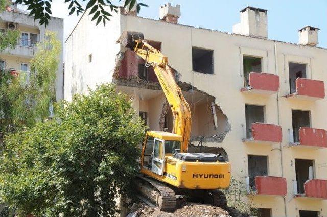 Manisa&rsquo;da Subay Lojmanlarının Yıkımı Başladı 2