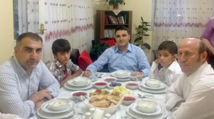 Kaymakam &Uuml;nsal Ve Başkan Cengiz, Sevgi Evlerinde İftar Etti