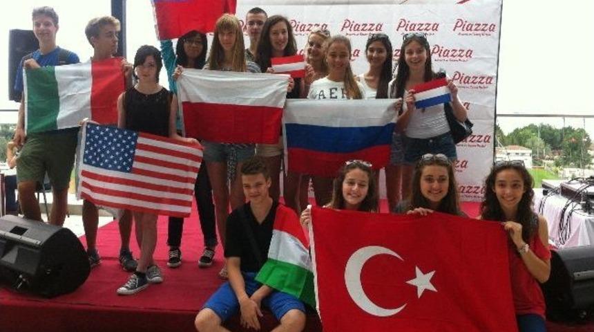 12 &Uuml;lkeden 13 Gen&ccedil; Piazza'da Buluştu