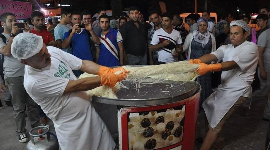 6 Yıldır Ramazan Ayında Elazığ'a Pişmaniye Satmaya Geliyor