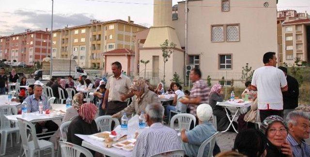 Başkan Karahan İftarda Her Gün Bir Mahallede