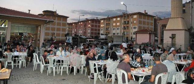 Başkan Karahan İftarda Her Gün Bir Mahallede