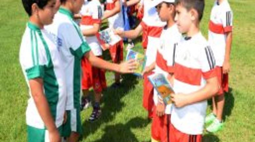 Muratpaşalı Sporculardan, Konyaaltılı Miniklere Kitap Hediyesi