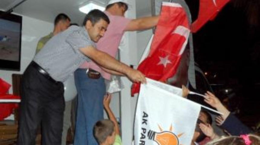 Edremit&rsquo;te Ak Parti Bayrak Dağıttı