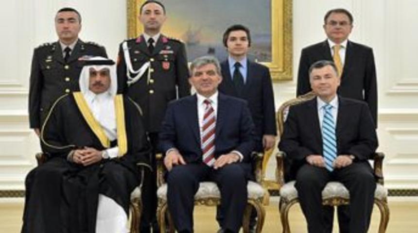 Katar B&uuml;y&uuml;kel&ccedil;isi, Cumhurbaşkanı G&uuml;l'e G&uuml;ven Mektubu Sundu