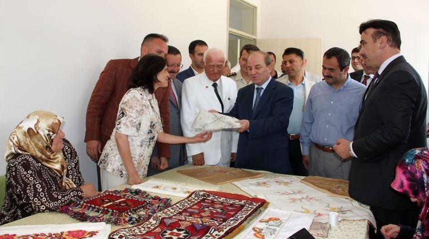 Vali &Ouml;zt&uuml;rk, Korkuteli Halk Eğitim Merkezi'nin A&ccedil;ılışına Katıldı