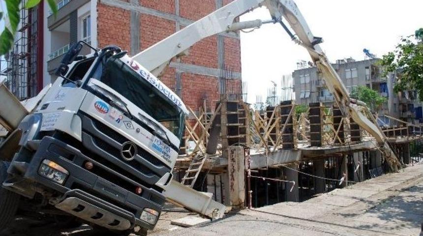 Salihli&rsquo;de Beton Mikseri Devrildi