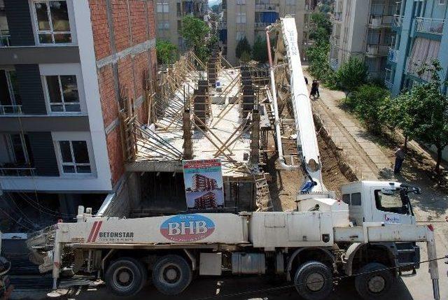 Salihli’de Beton Mikseri Devrildi