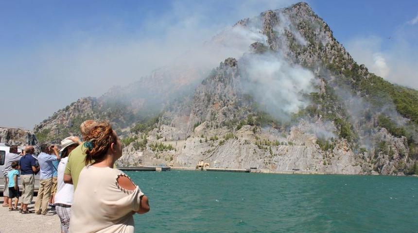 Poyraz, Yangını Kontrol Altına Aldırmıyor